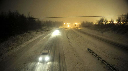 Những con đường ngập tuyết khiến việc đi lại hết sức khó khăn.